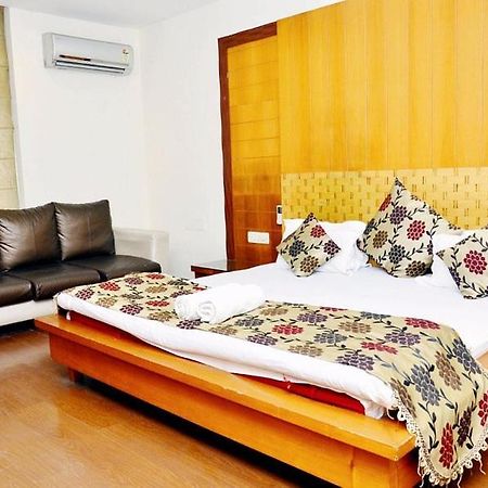 Hotel Mandakini Plaza Канпур Екстериор снимка