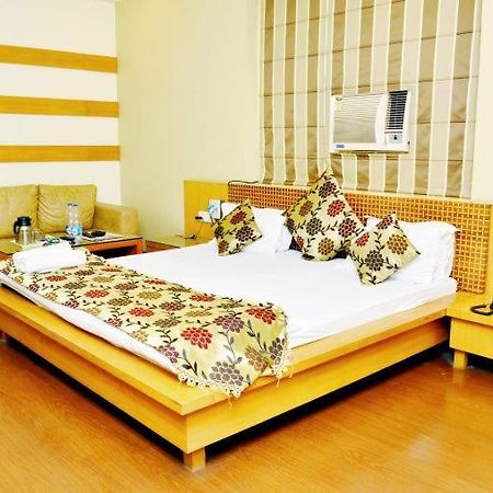 Hotel Mandakini Plaza Канпур Екстериор снимка