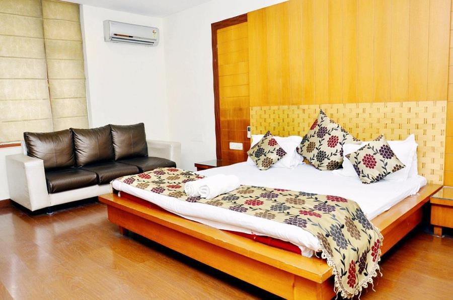 Hotel Mandakini Plaza Канпур Екстериор снимка