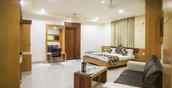 Hotel Mandakini Plaza Канпур Екстериор снимка