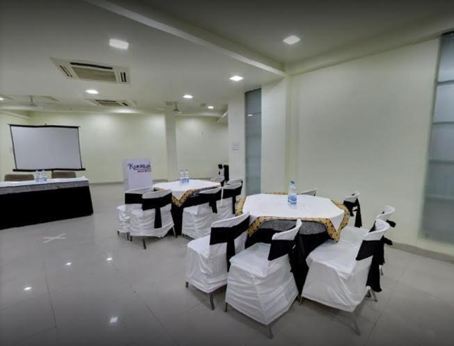 Hotel Mandakini Plaza Канпур Екстериор снимка