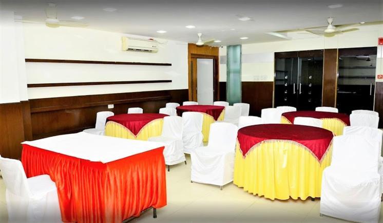 Hotel Mandakini Plaza Канпур Екстериор снимка