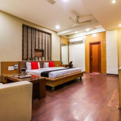 Hotel Mandakini Plaza Канпур Екстериор снимка