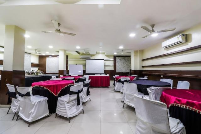 Hotel Mandakini Plaza Канпур Екстериор снимка