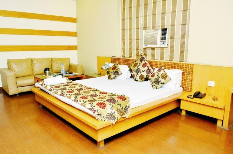 Hotel Mandakini Plaza Канпур Екстериор снимка