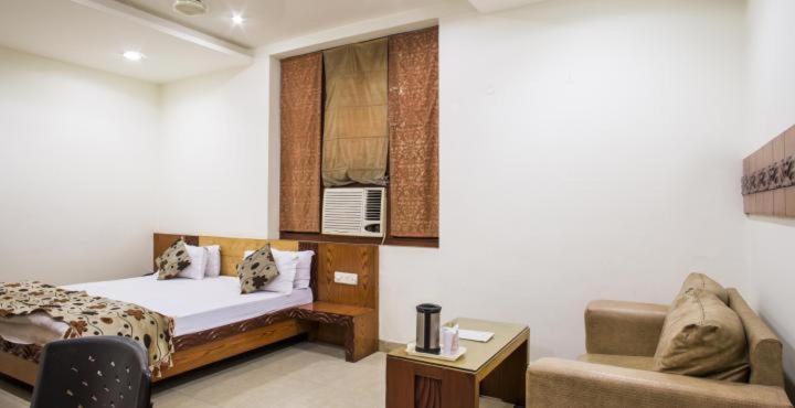 Hotel Mandakini Plaza Канпур Екстериор снимка
