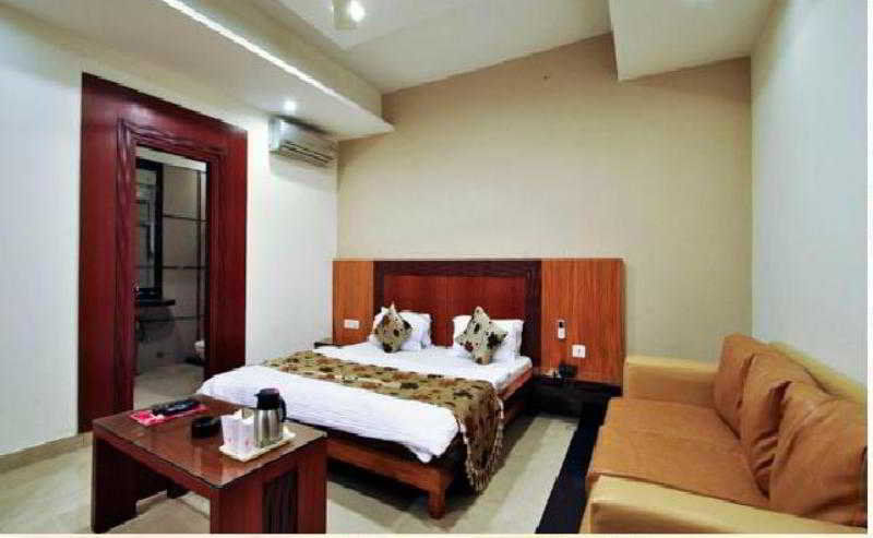 Hotel Mandakini Plaza Канпур Екстериор снимка