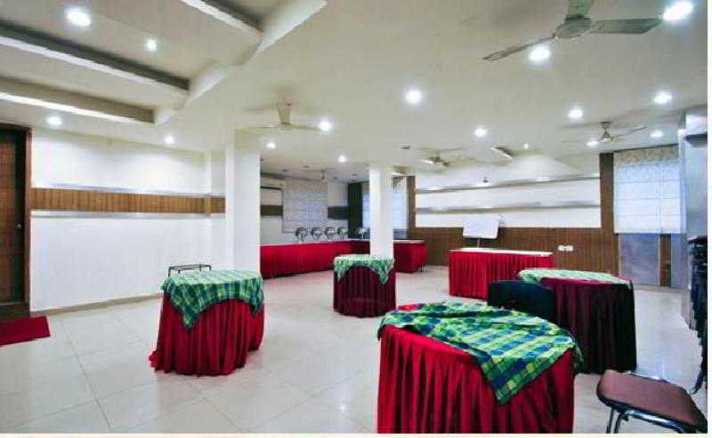 Hotel Mandakini Plaza Канпур Екстериор снимка